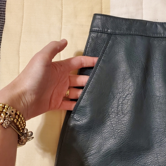 Zara Basic Dark Green Faux Leather Mini Skirt - Picture 2 of 7